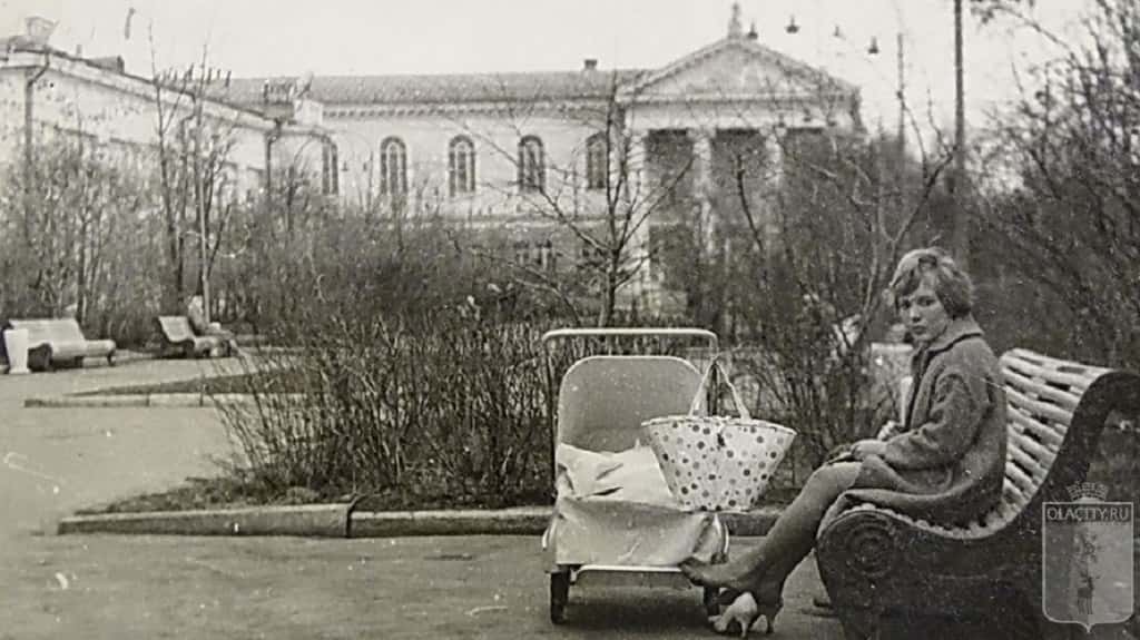 Ретро фотография Йошкар-Олы, мама с коляской