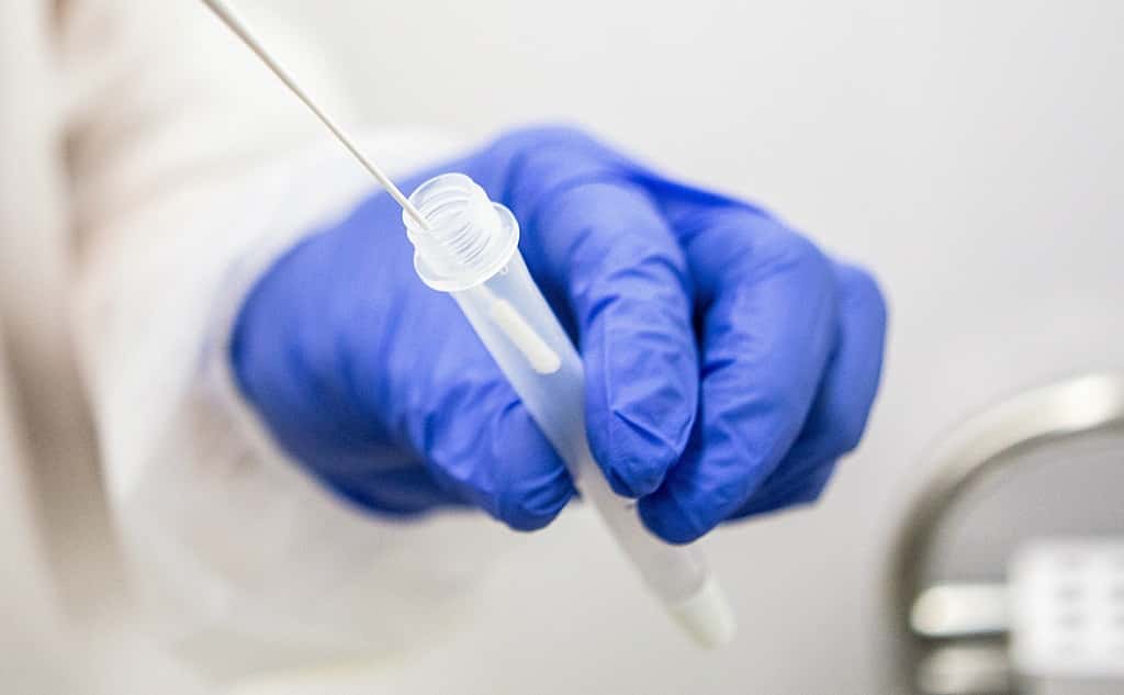 Тестирование вируса, пробирка с биоматериалом
