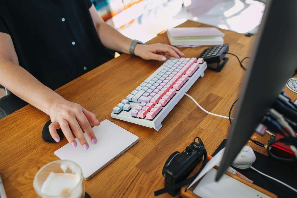 Компьютер, рабочий стол, журналист