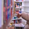 Девушка в книжном магазине