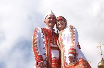 Пара в марийском костюме