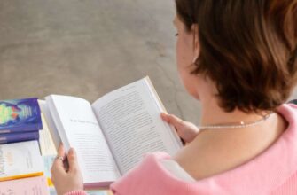 Девушка с книгой